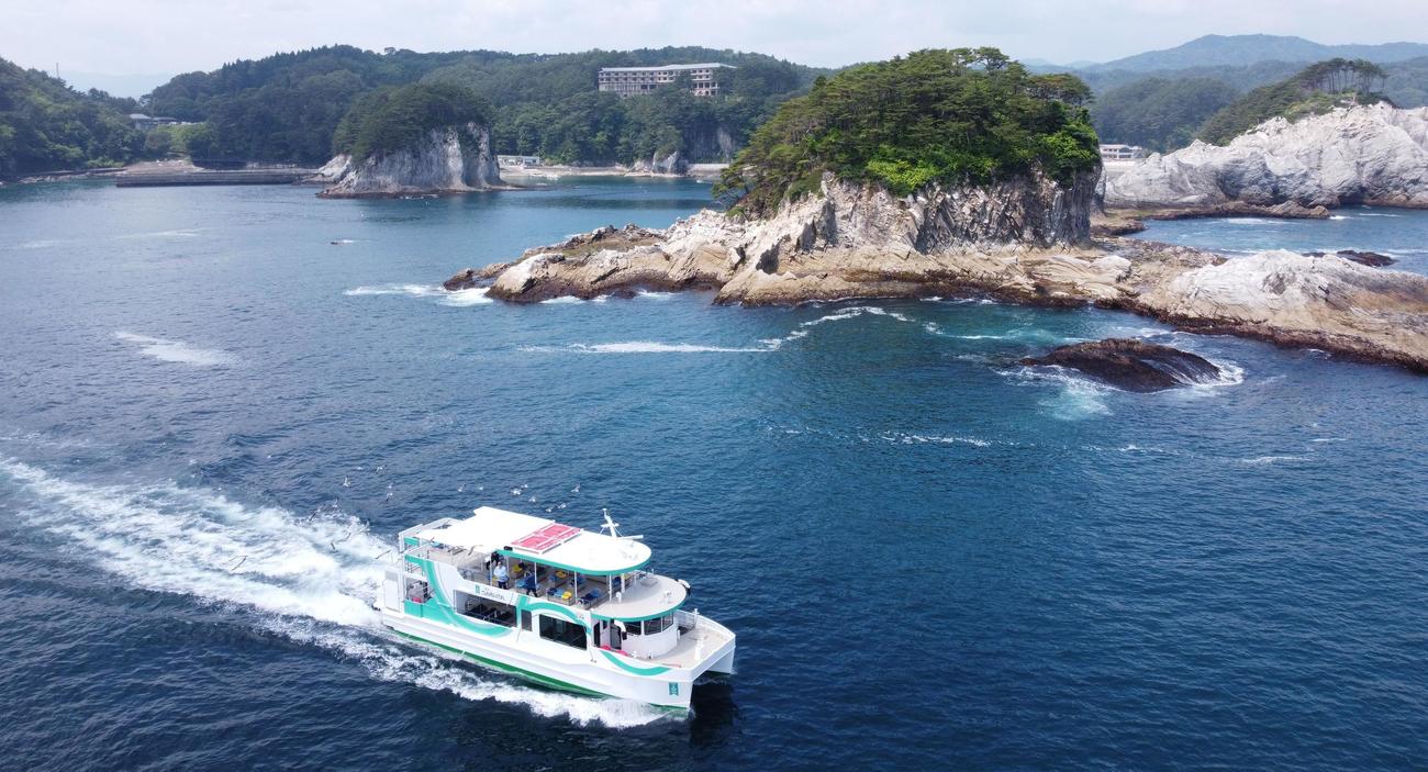 浄土ヶ浜周辺海域を巡る遊覧船「宮古うみねこ丸」（宮古市提供）