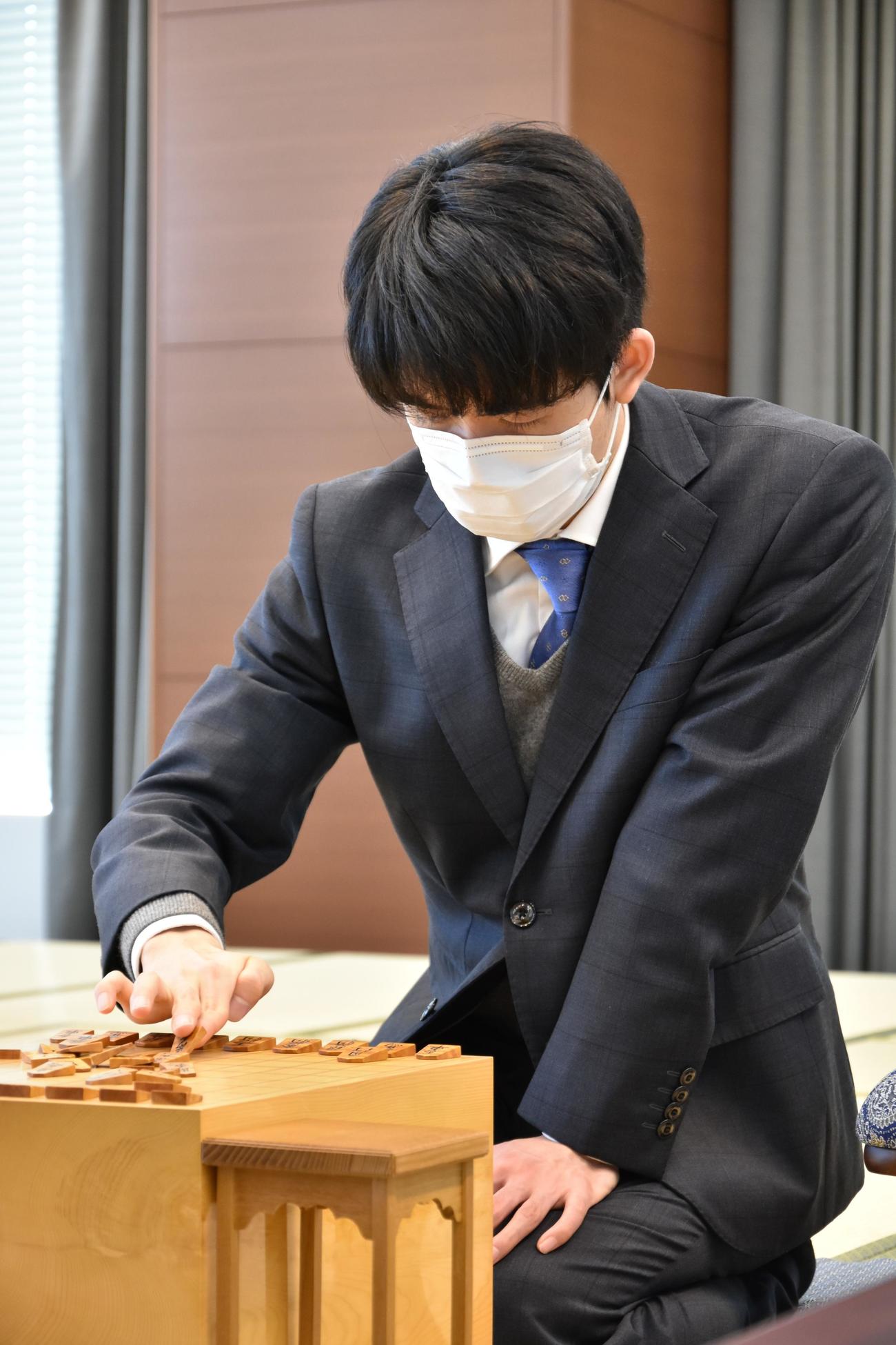 第81期順位戦A級6回戦に臨んだ藤井聡太竜王（日本将に棋連盟提供）