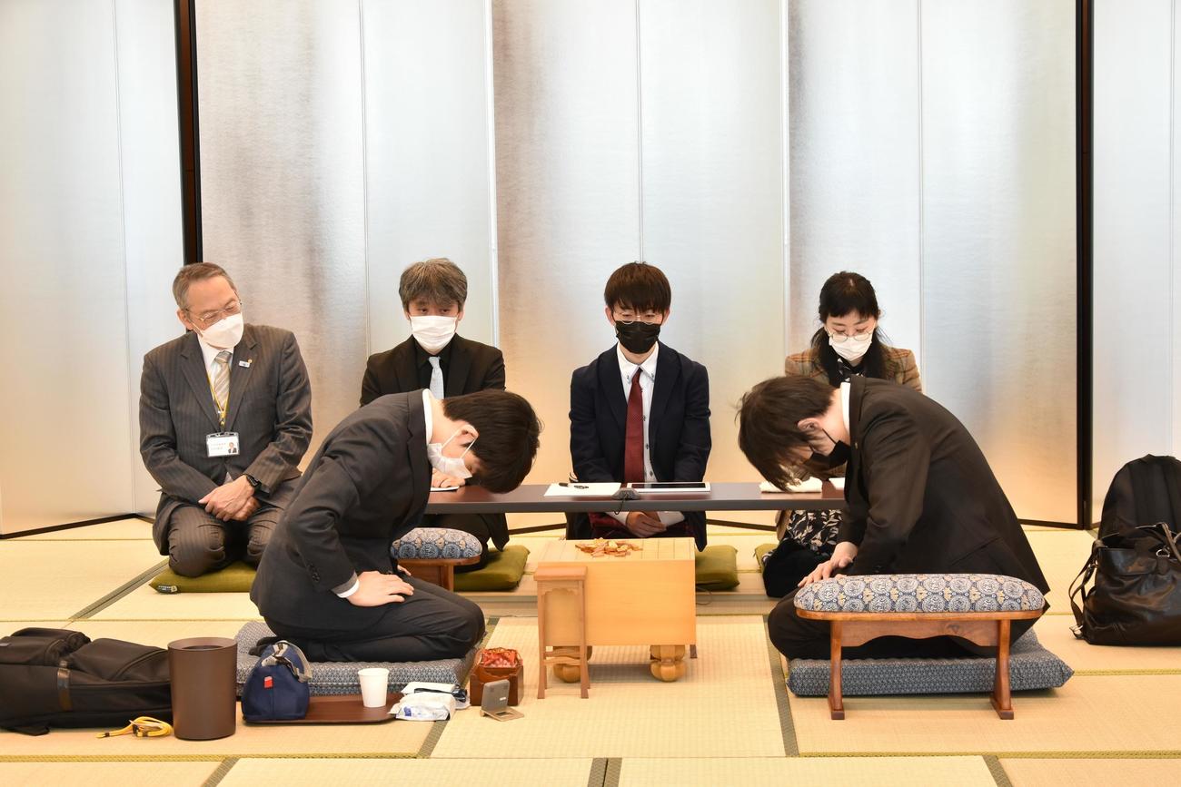 第81期順位戦A級6回戦に臨んだ藤井聡太竜王（左）、佐藤天彦九段（日本将に棋連盟提供）