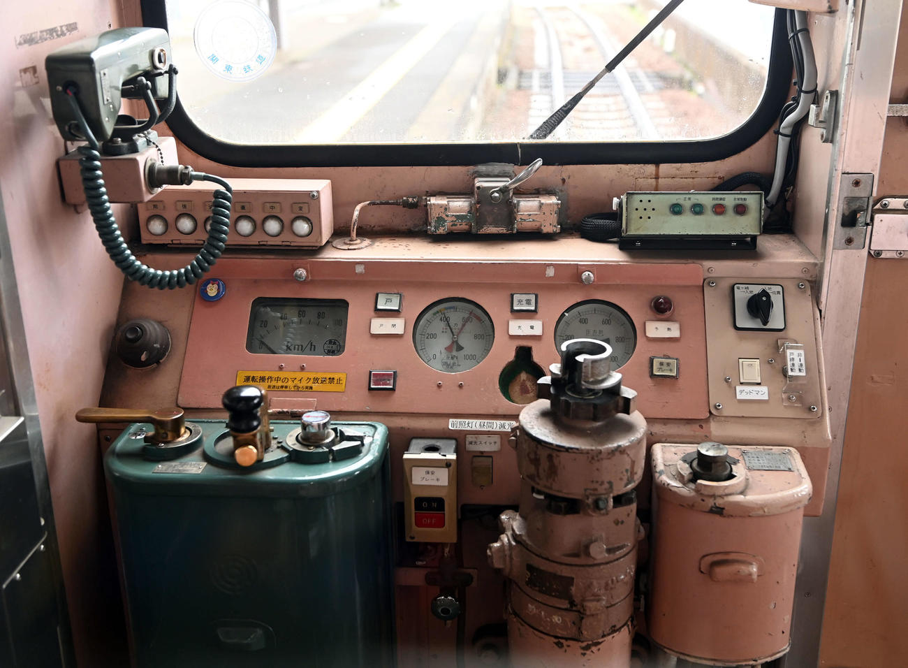 「キハ532形号車」の運転席（撮影・たえ見朱実）