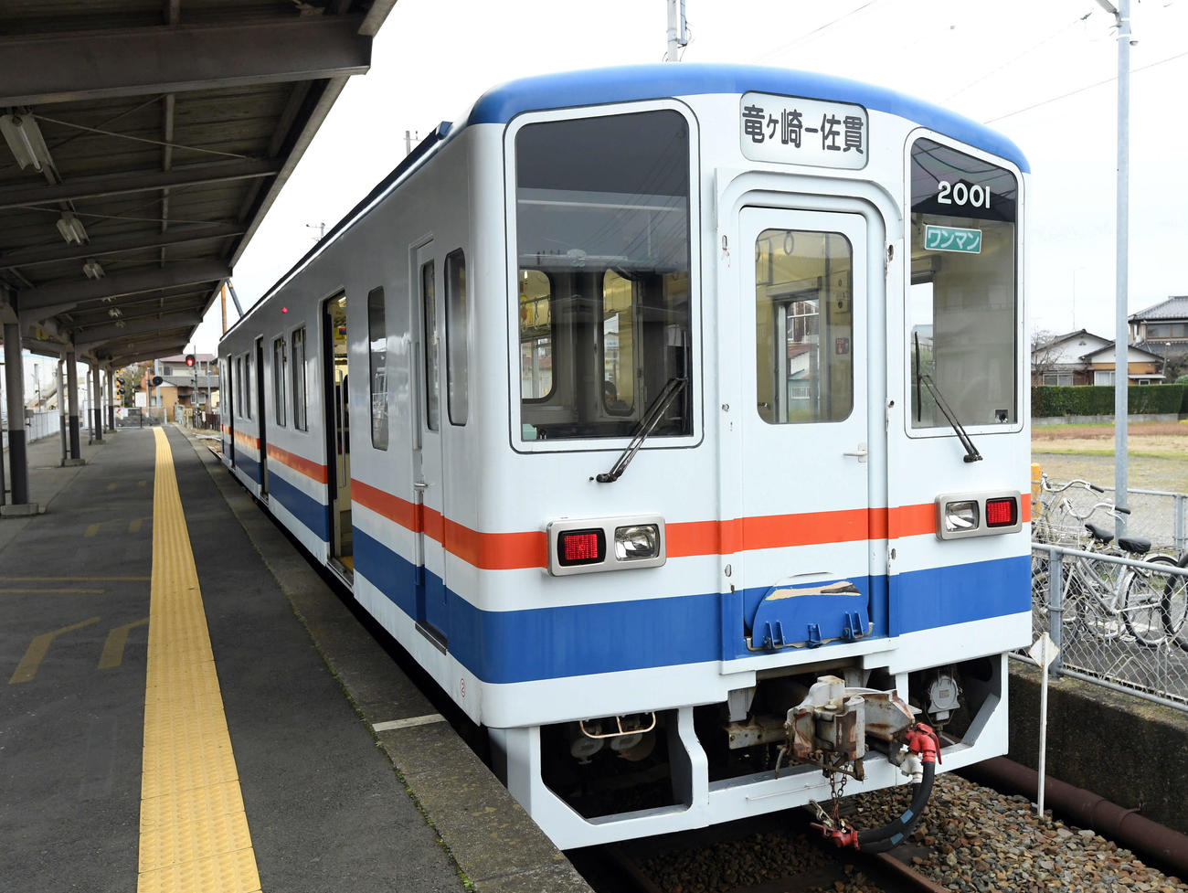 竜ケ崎駅に停車する「キハ2001形号車」（撮影・たえ見朱実）