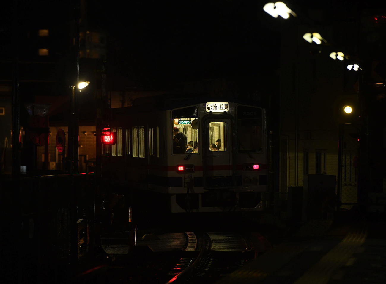 深夜、竜ケ崎に向け走行する列車（キハ2001形号車）（撮影・たえ見朱実）