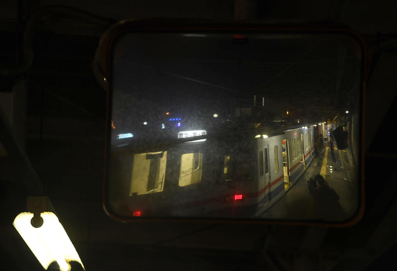 深夜乗客を待つ列車（キハ2001形号車）（撮影・たえ見朱実）