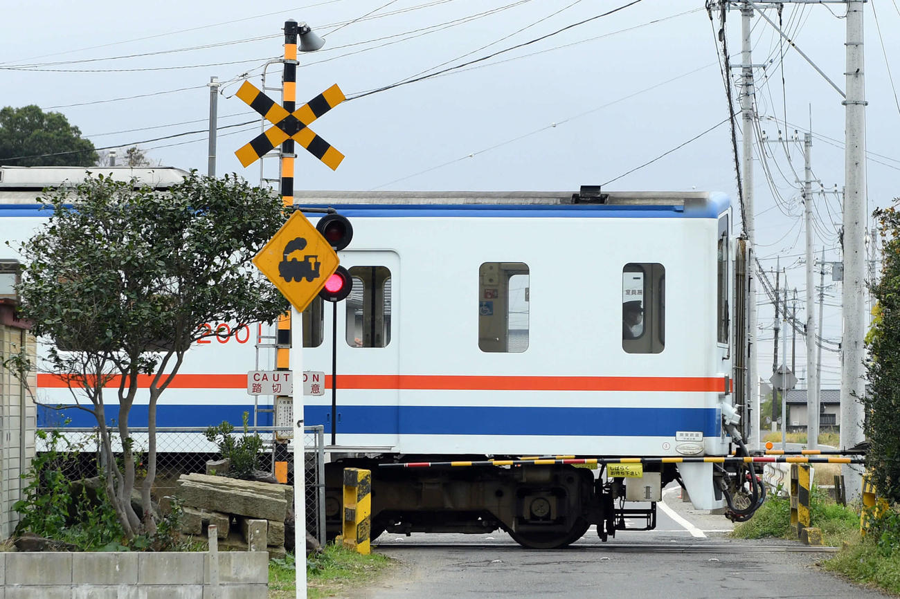 入地駅の踏切を通過する列車（撮影・たえ見朱実）