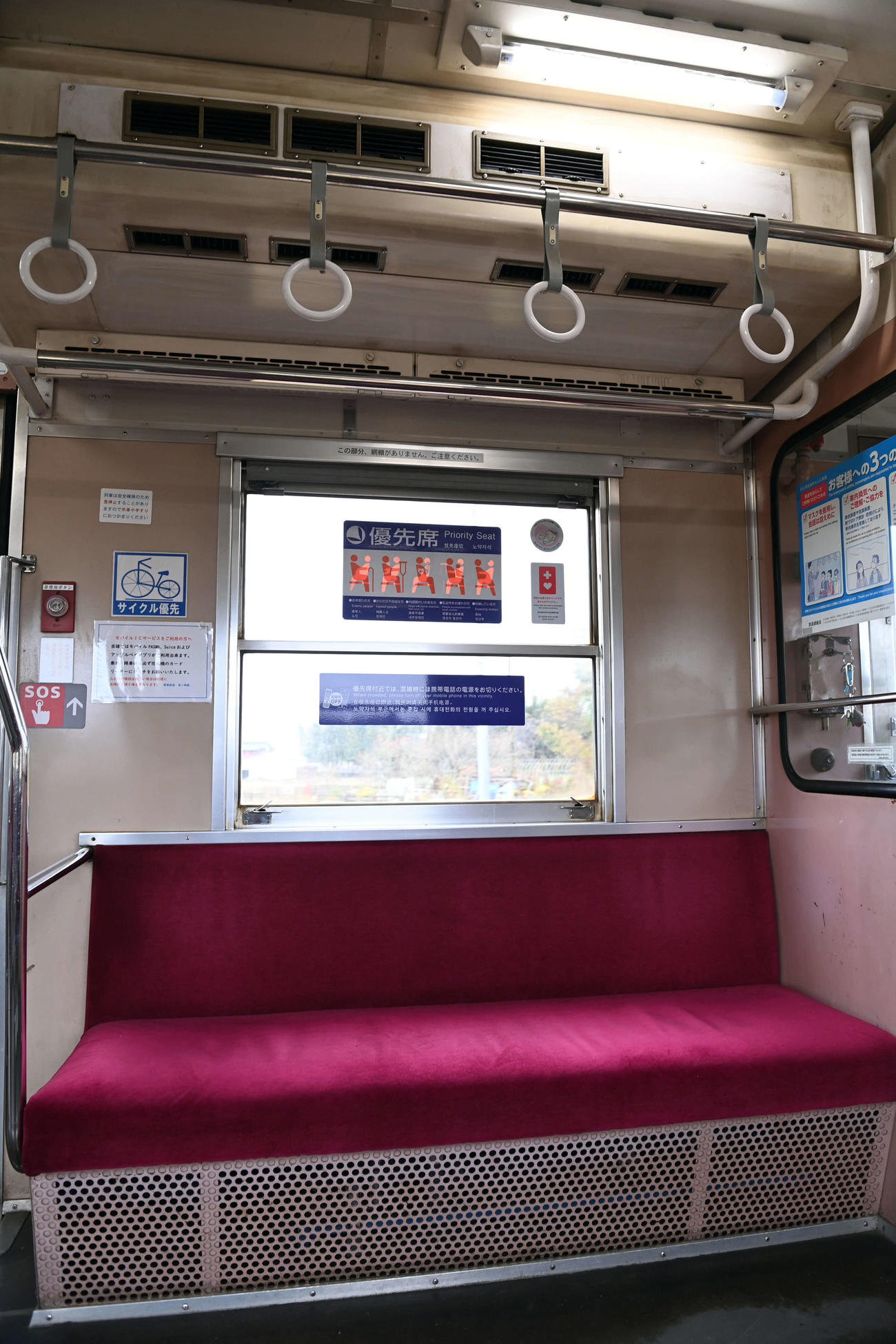 たまらなくレトロな深紅の座席（キハ532形号車）（撮影・たえ見朱実）
