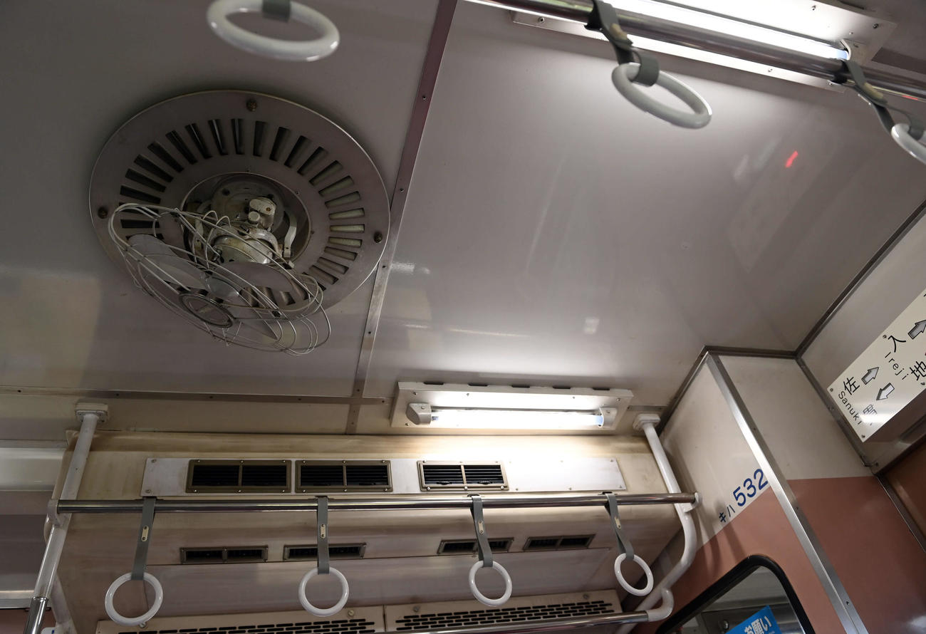 昭和を思い出させる丸いつり革と扇風機（キハ532形号車）（撮影・たえ見朱実）