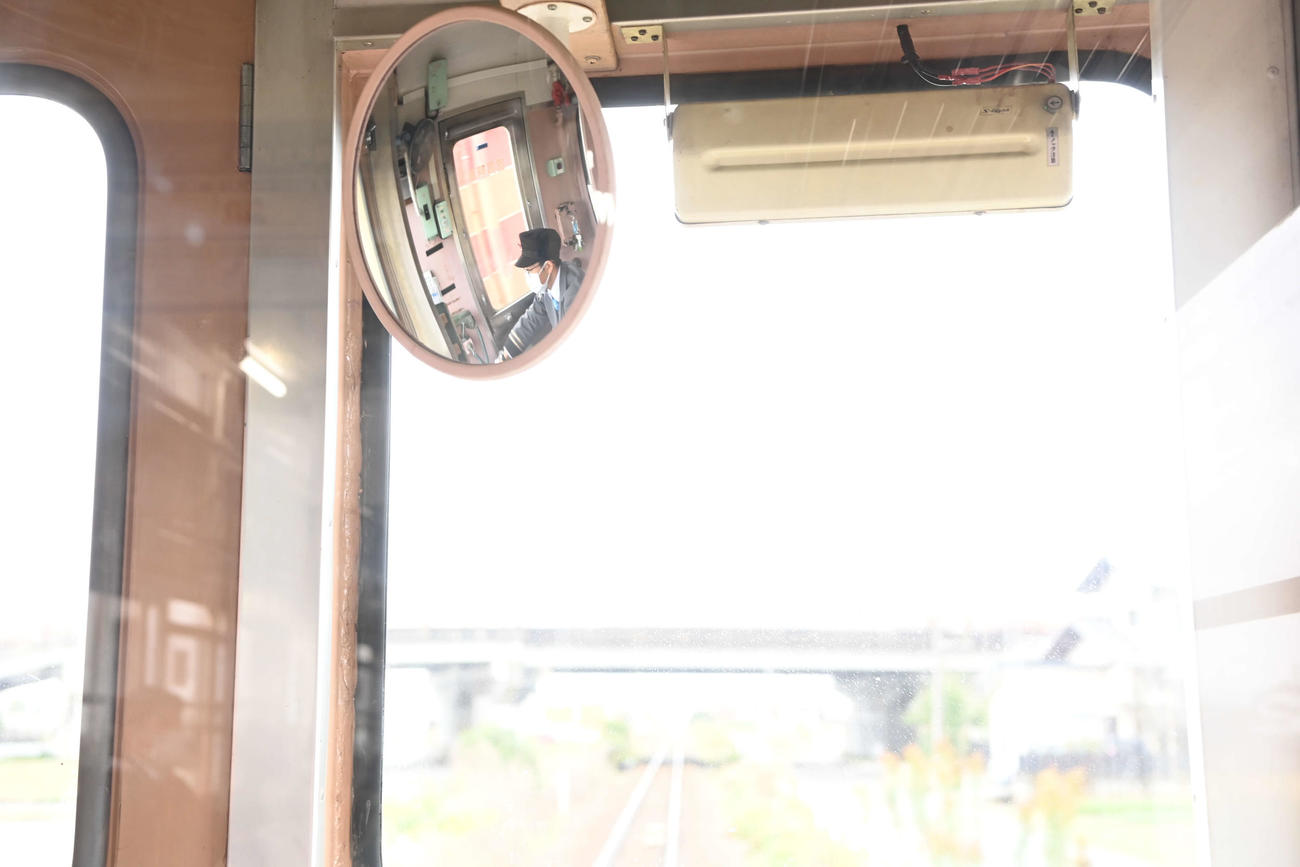 丸型のバックミラー（キハ532形号車）（撮影・たえ見朱実）