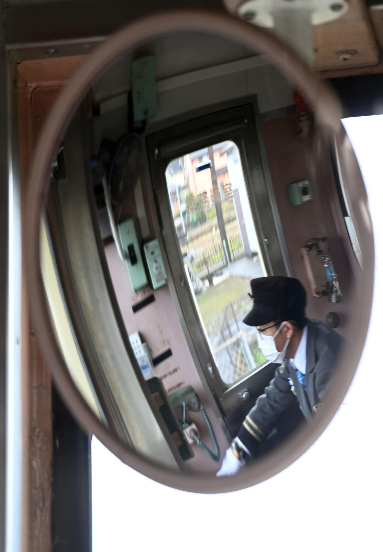 丸型のバックミラー（キハ532形号車）（撮影・たえ見朱実）