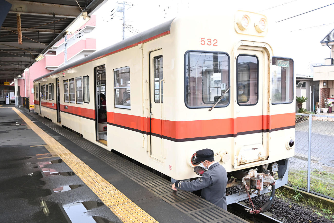 左側のライトが故障し、運転士さんが点検する（キハ532形号車）（撮影・たえ見朱実）