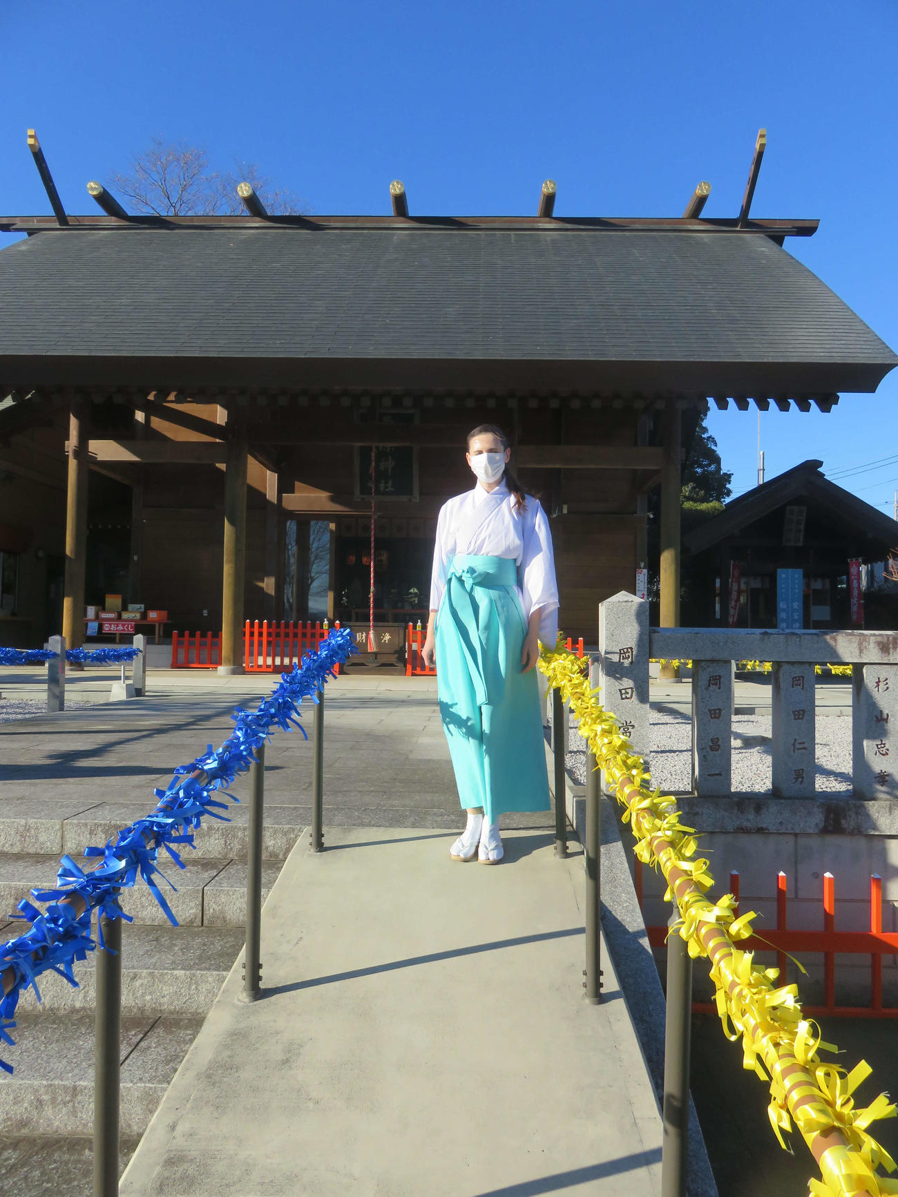 テチャナさんが権禰宜（ごんねぎ）を務める菅原神社は平和を祈り、ウクライナ国旗と同色の青と黄色のリボンが何千と結ばれている