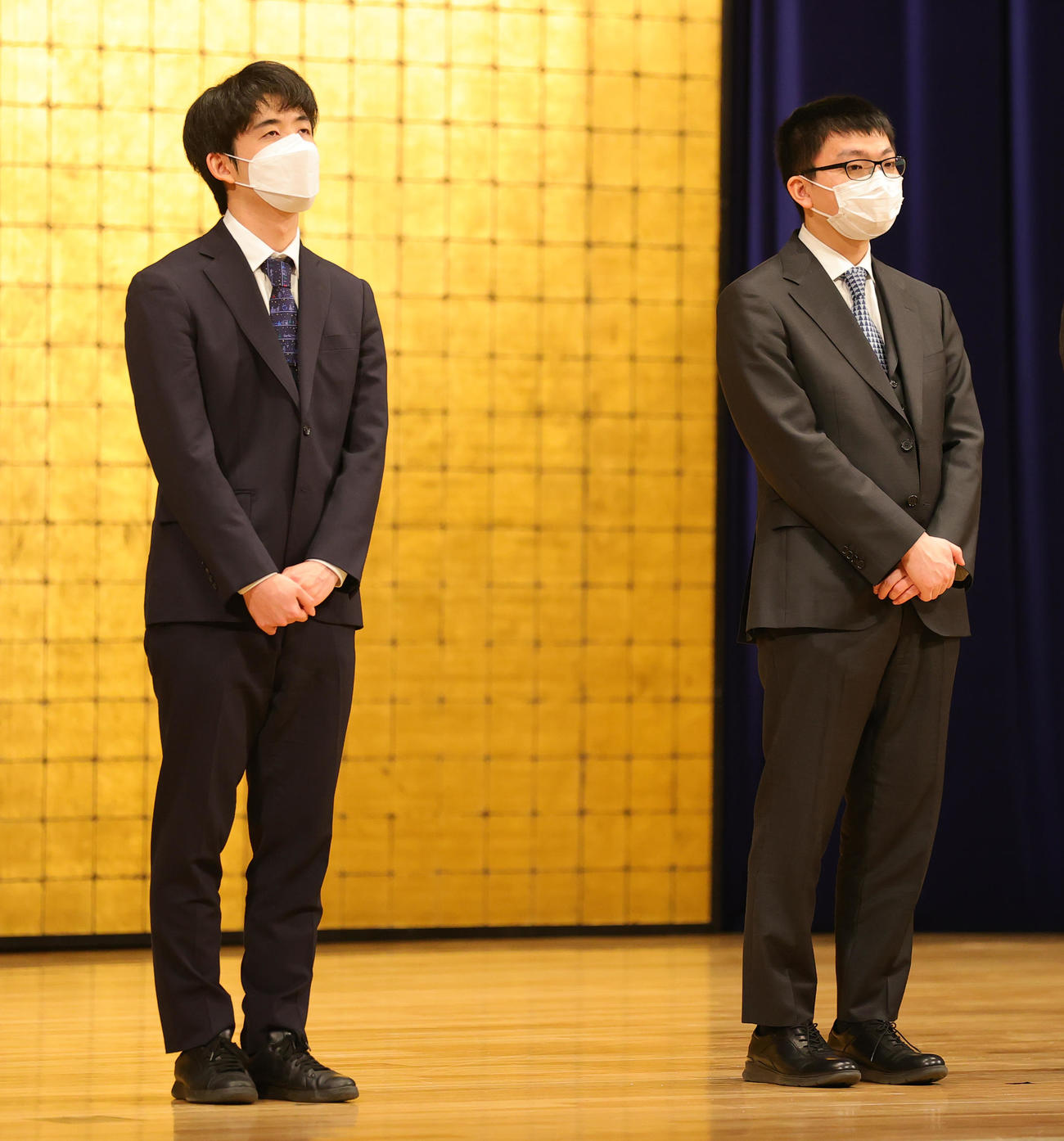 SUNTORY将棋オールスター東西対抗2022での対戦が決まった西軍の藤井竜王（左）と東軍の永瀬王座（撮影・野上伸悟）