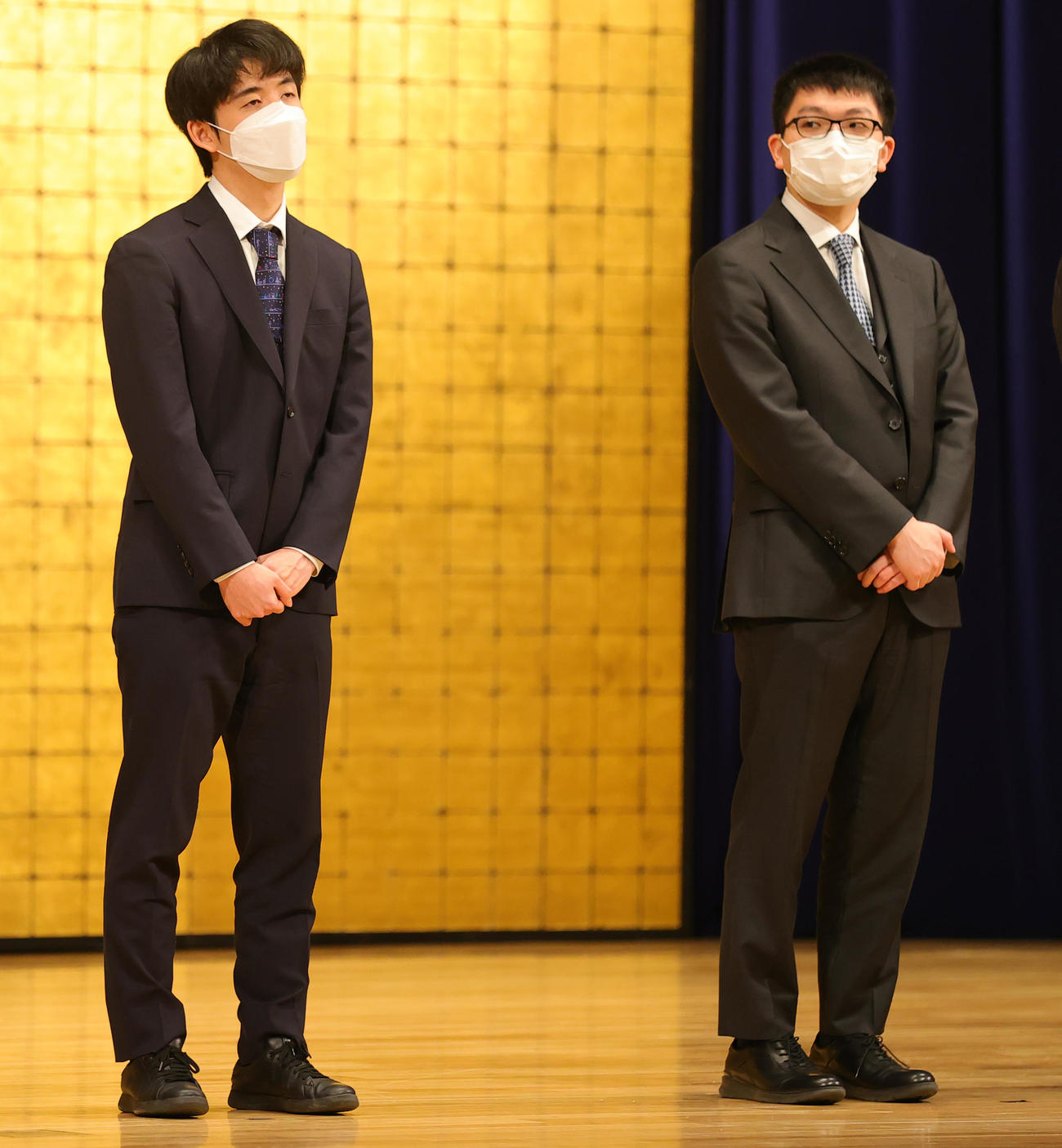 SUNTORY将棋オールスター東西対抗2022での対戦が決まった西軍の藤井竜王（左）と東軍の永瀬王座（撮影・野上伸悟）