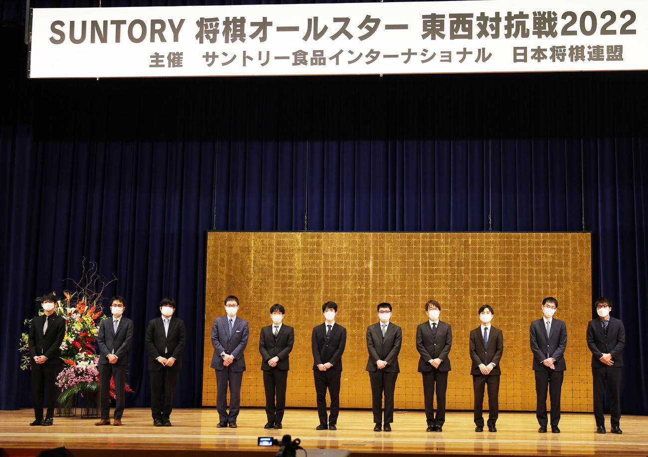 前日会見に登場した左から西軍の斎藤八段、稲葉八段、糸谷八段、山崎八段、豊島九段、藤井竜王、東軍の永瀬王座、羽生九段、横山七段、近藤七段、増田六段（撮影・野上伸悟）