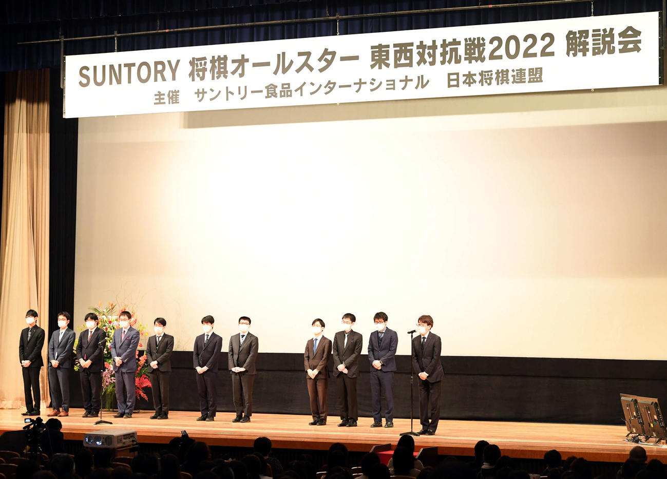 開会式であいさつをする東軍の羽生九段（右端）（撮影・たえ見朱実）