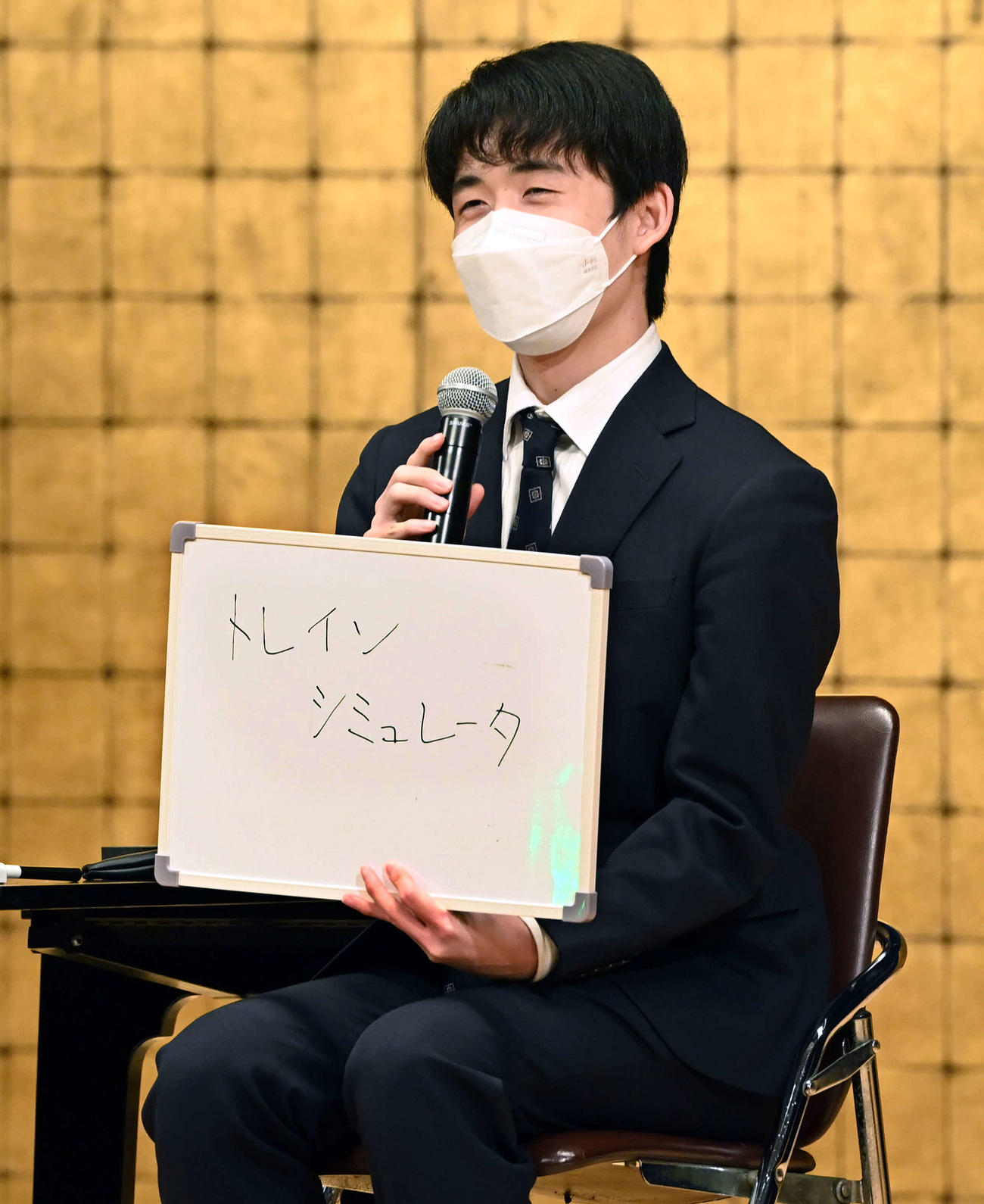 トークショーに登壇した西軍の藤井竜王は「はまっているもの」を聞かれボードに記し会場を沸かせた（撮影・たえ見朱実）