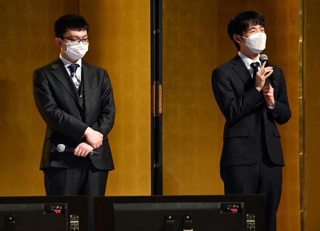 第4局　東軍の永瀬王座（左）に勝利した西軍の藤井竜王（撮影・たえ見朱実）