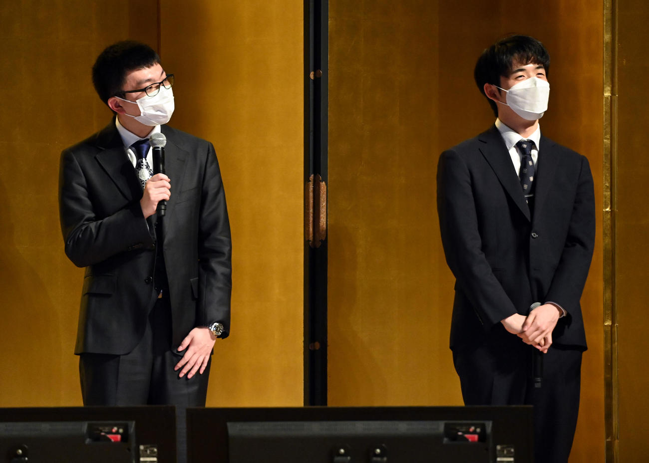 第4局　東軍の永瀬王座（左）に勝利した西軍の藤井竜王（撮影・たえ見朱実）