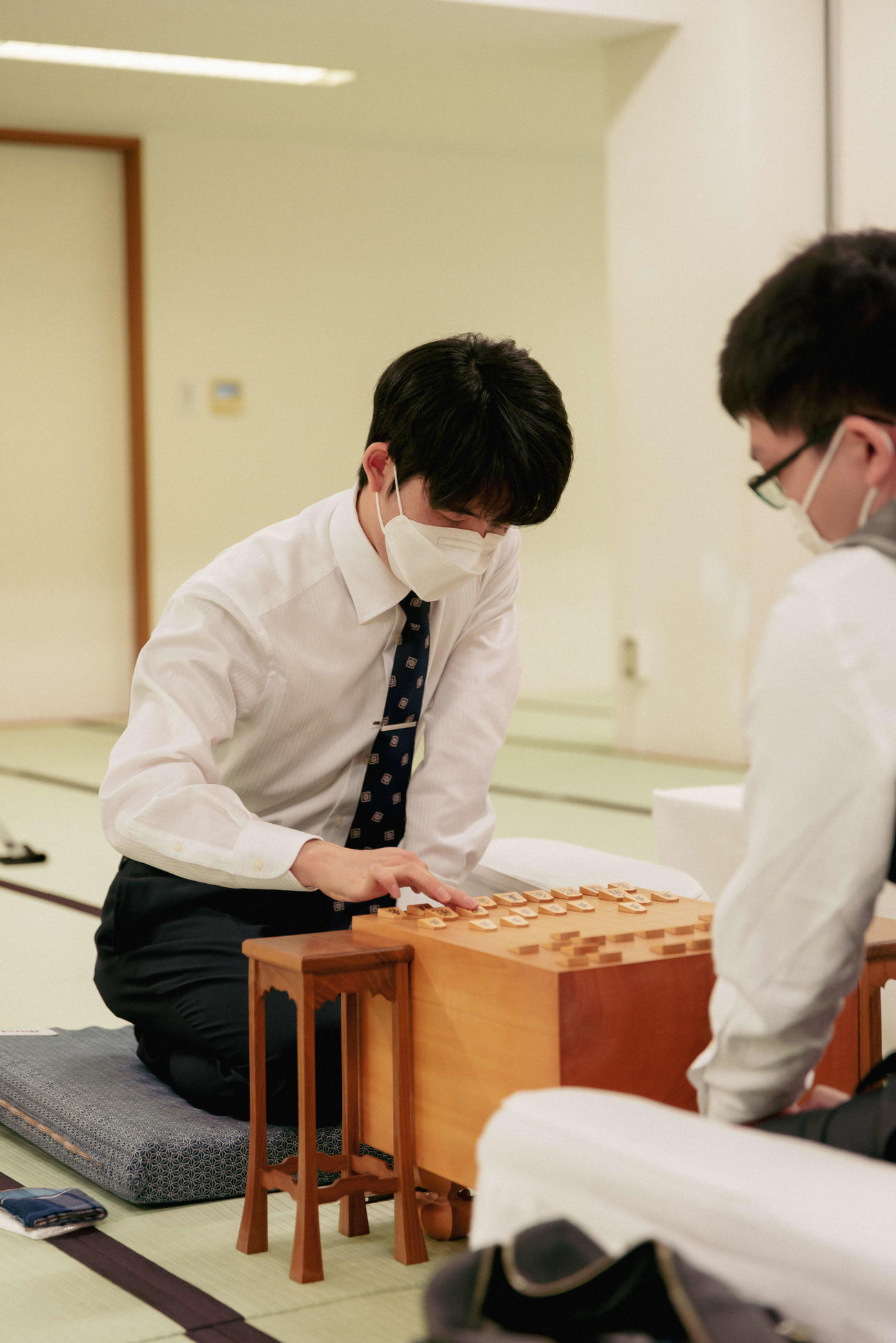 藤井聡太竜王（左）は永瀬拓矢王座との東西ファン投票1位対決に快勝（日本将棋連盟提供）