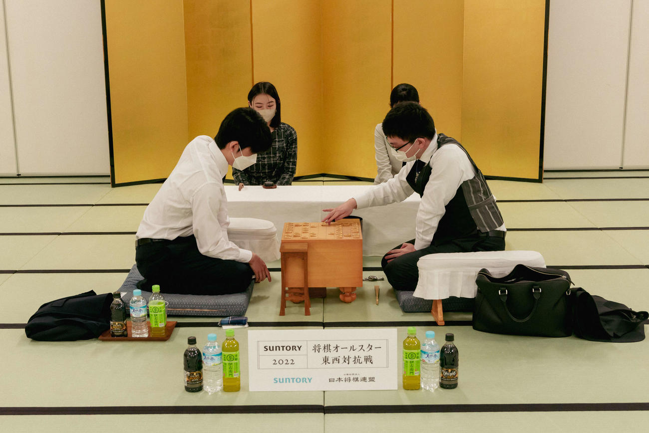藤井聡太竜王（左）は永瀬拓矢王座（右）との東西ファン投票1位対決に快勝（日本将棋連盟提供）