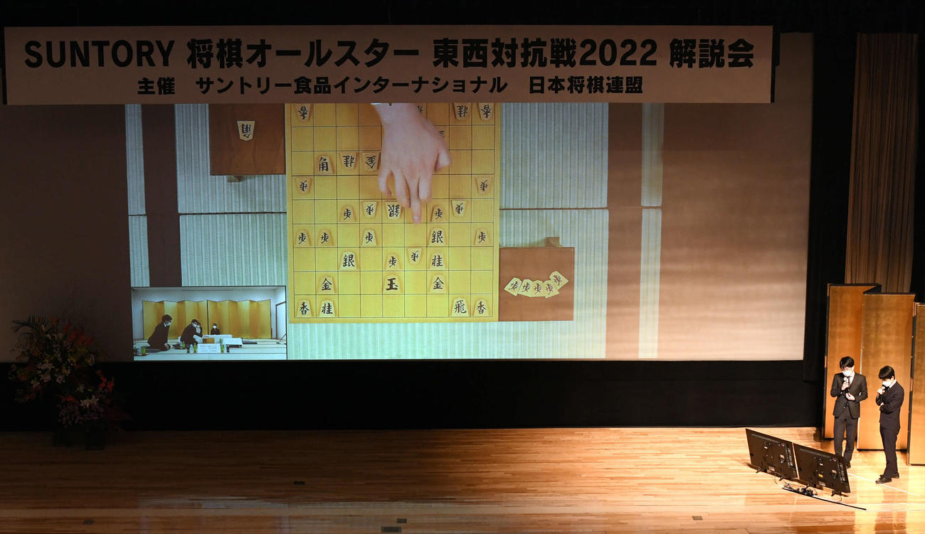 最後の対局「リレー将棋」で作戦を練る西軍の豊島九段と藤井竜王（撮影・たえ見朱実）