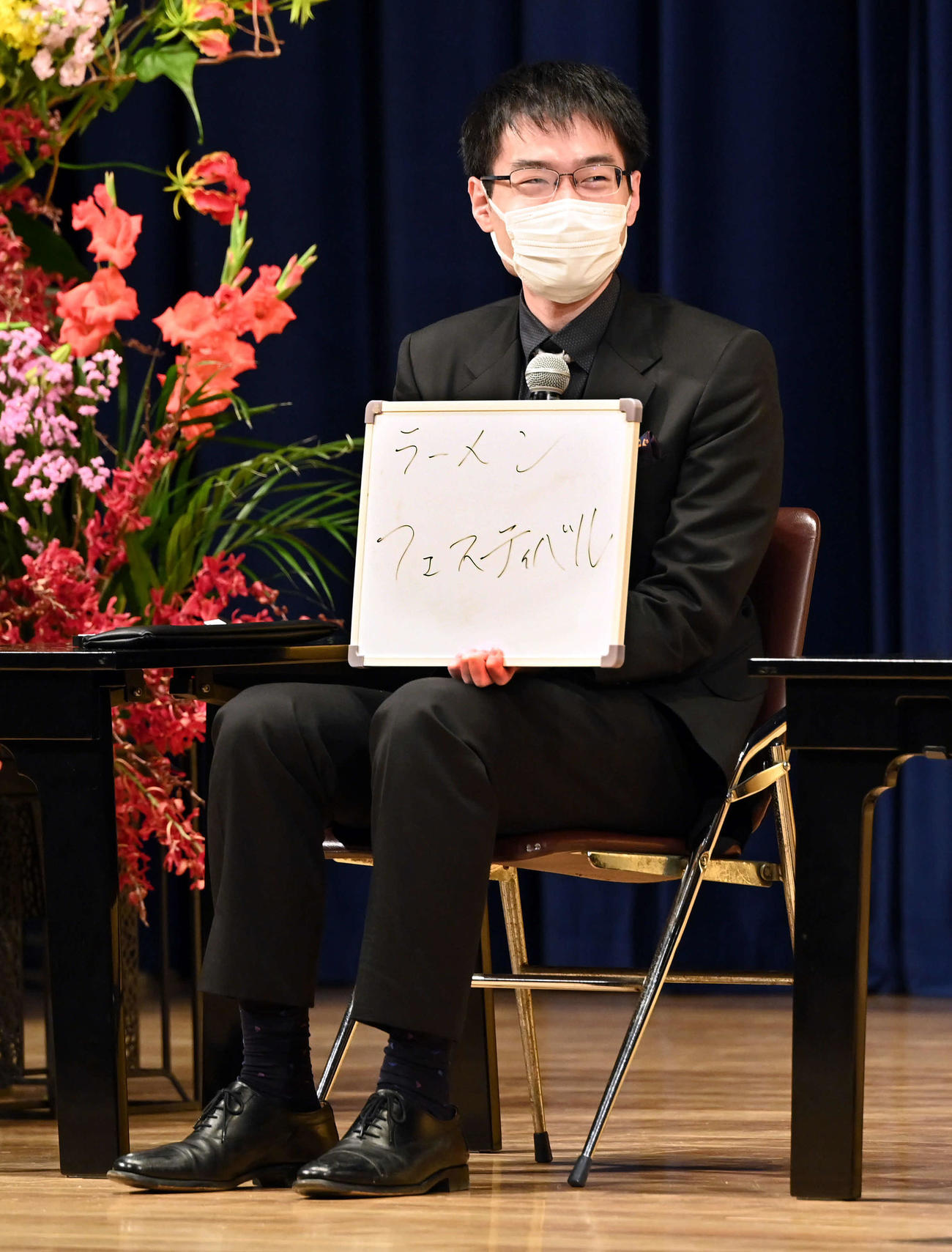 トークショーに登壇した東軍の近藤誠也七段は「2023年に挑戦したいもの」を聞かれボードに記す（撮影・たえ見朱実）