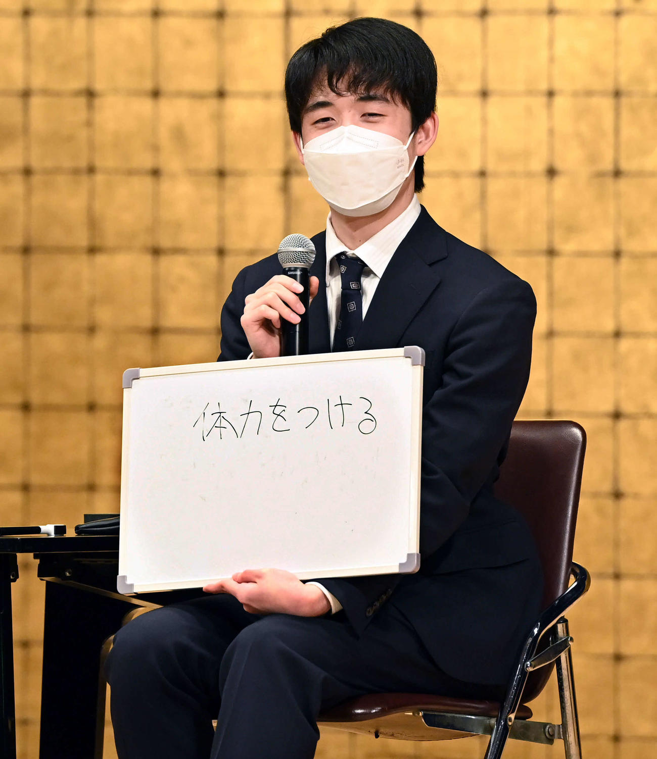 トークショーに登壇した西軍の藤井竜王は「2023年に挑戦したいもの」を聞かれボードに記す（撮影・たえ見朱実）