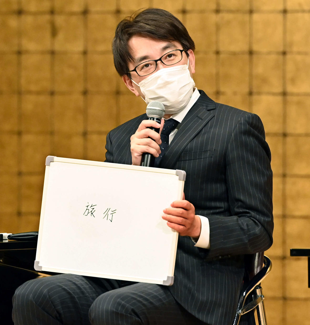 トークショーに登壇した東軍の羽生九段は「2023年に挑戦したいもの」を聞かれボードに記す（撮影・たえ見朱実）