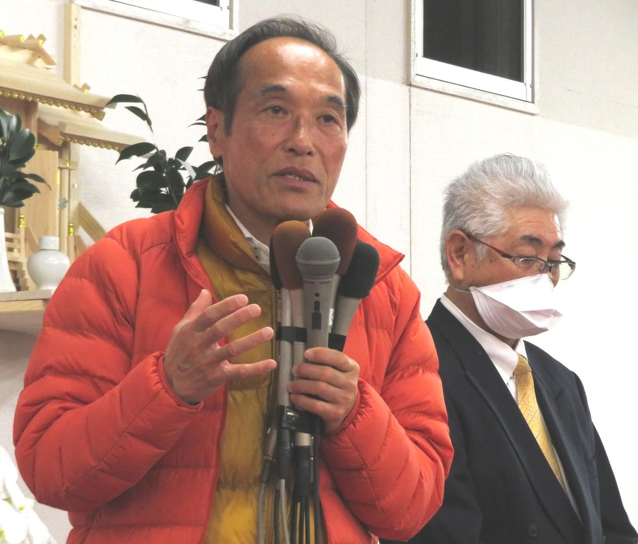 県知事選に敗れた東国原英夫氏は「自分の力が足りなかった」と話した。右は安西敏選対本部長（撮影・寺沢卓）