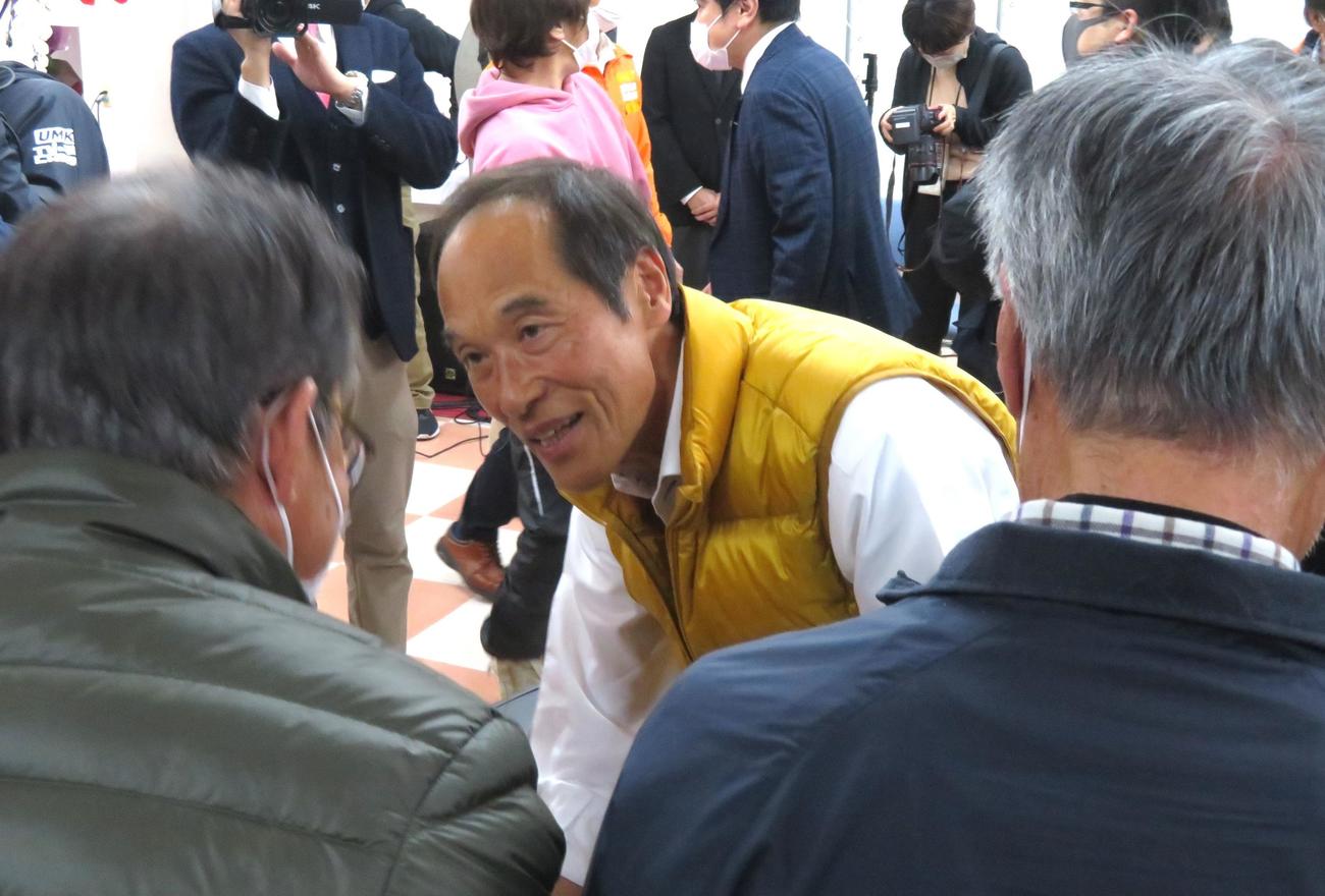東国原英夫氏は集まった支援者全員と握手して回った（撮影・寺沢卓）