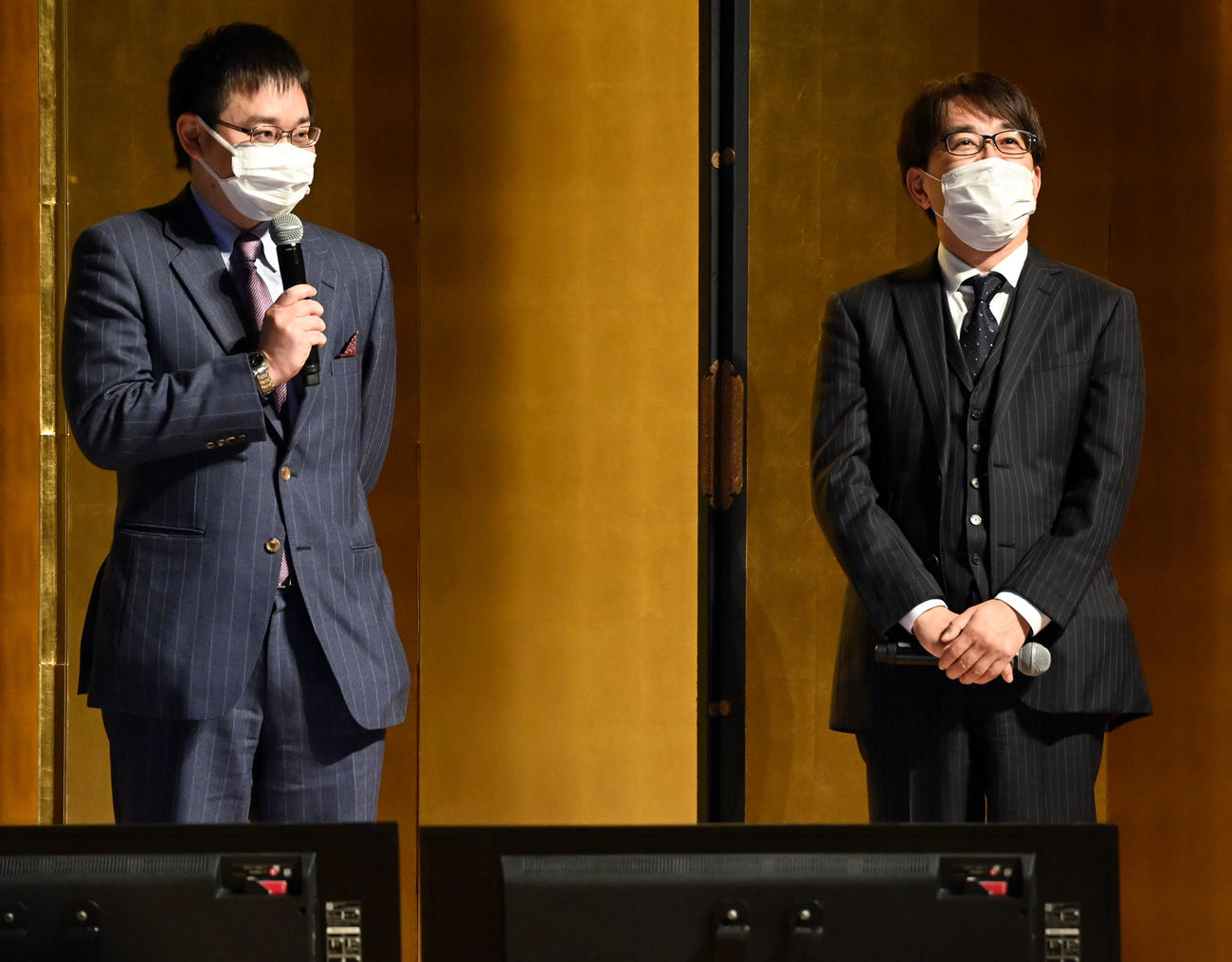 第1局目で西軍の山崎八段（左）に勝利した東軍の羽生九段（撮影・たえ見朱実）