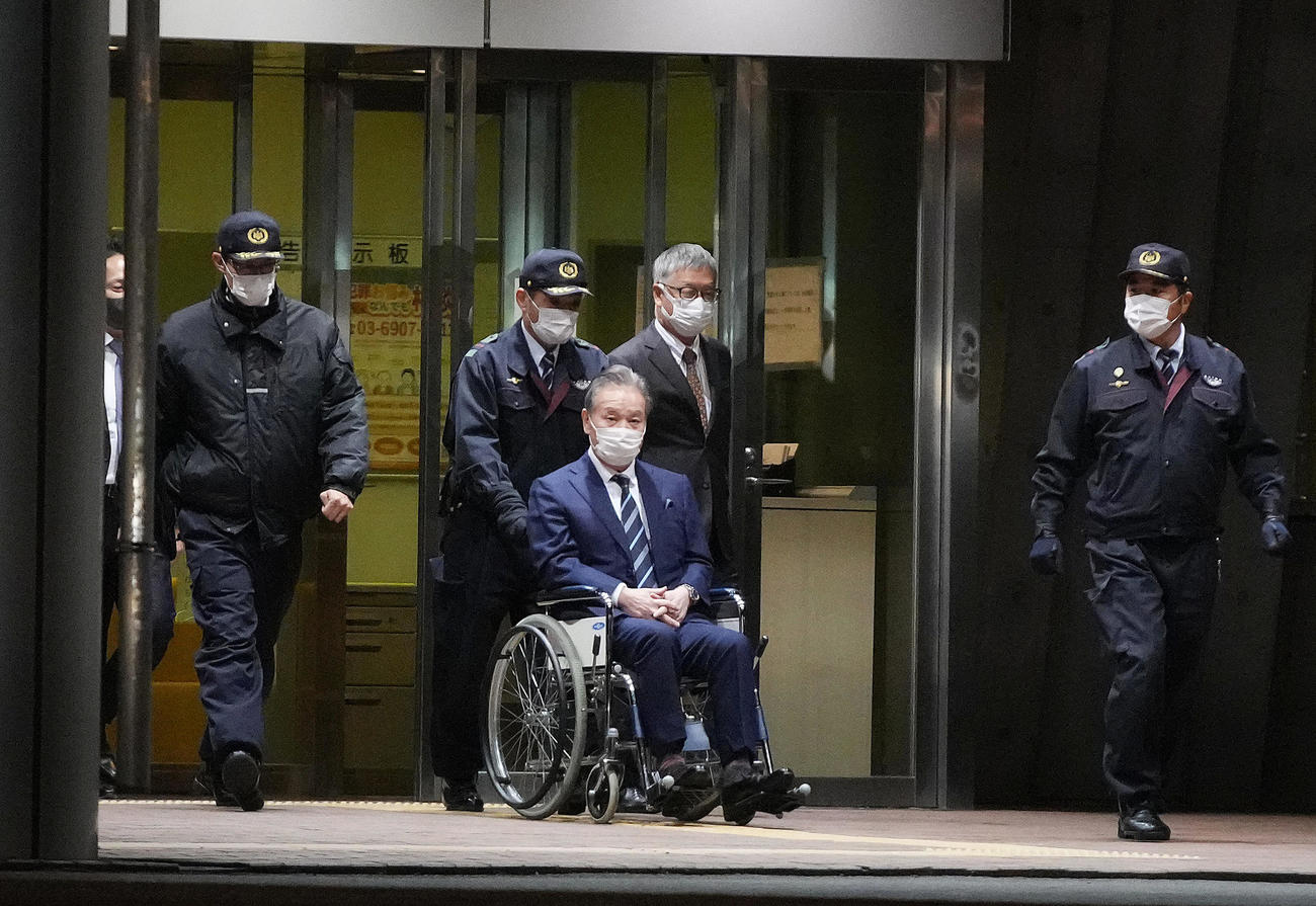 保釈され、車いすで東京拘置所を出る東京五輪・パラリンピック大会組織委員会元理事の高橋治之被告（撮影・狩俣裕三）