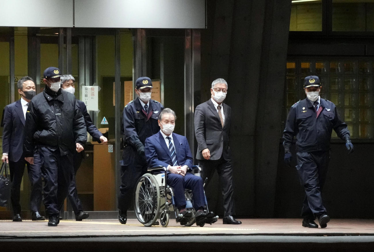 保釈され、車いすで東京拘置所を出る高橋治之元理事（＝19時半ごろ）（撮影・狩俣裕三）