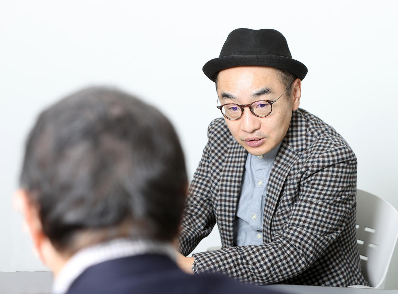角谷氏（左）と令和5年の政界を語るプチ鹿島（撮影・鈴木正人）