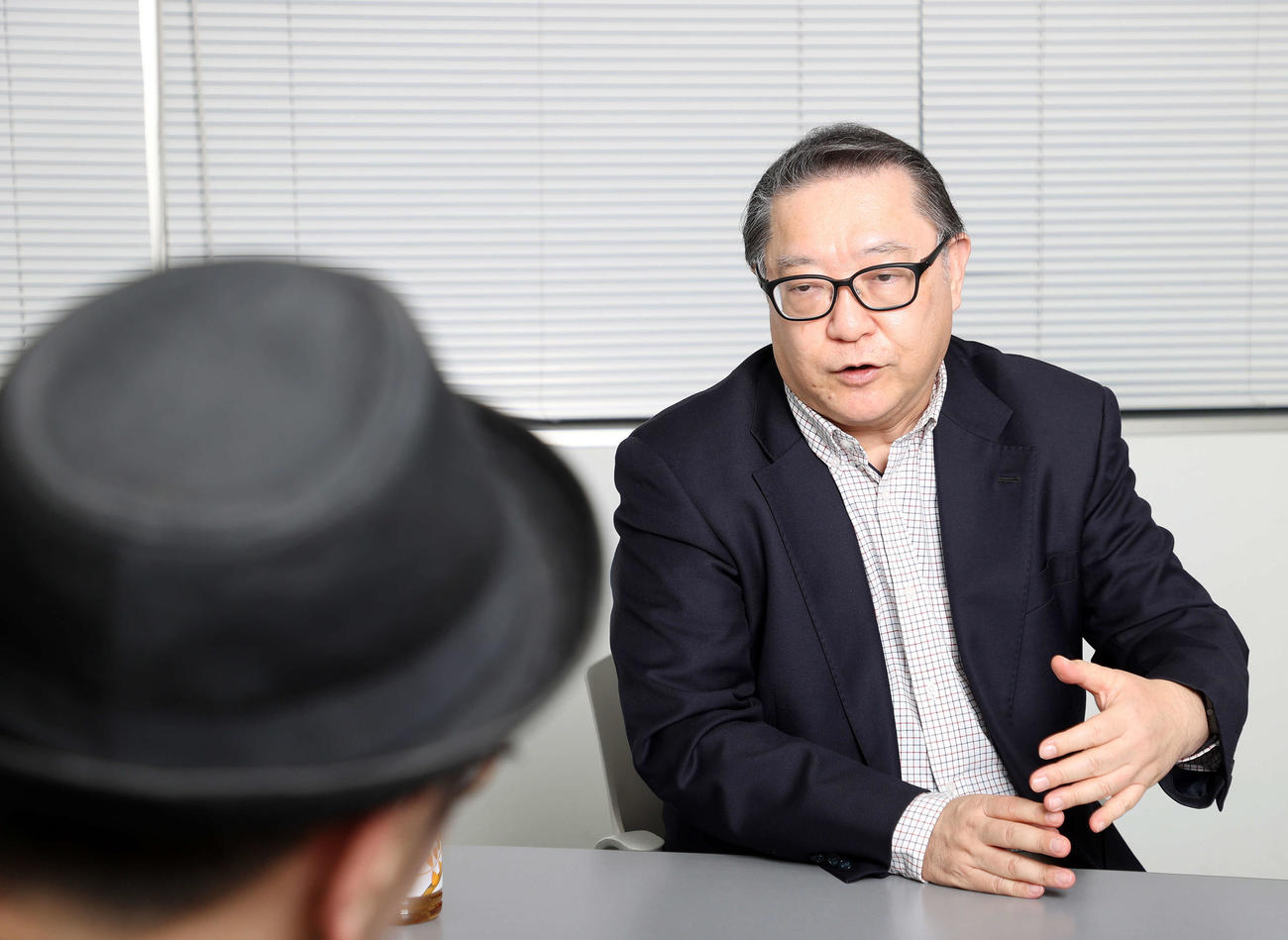 プチ鹿島（左）と令和5年の政界を語る角谷氏（撮影・鈴木正人）