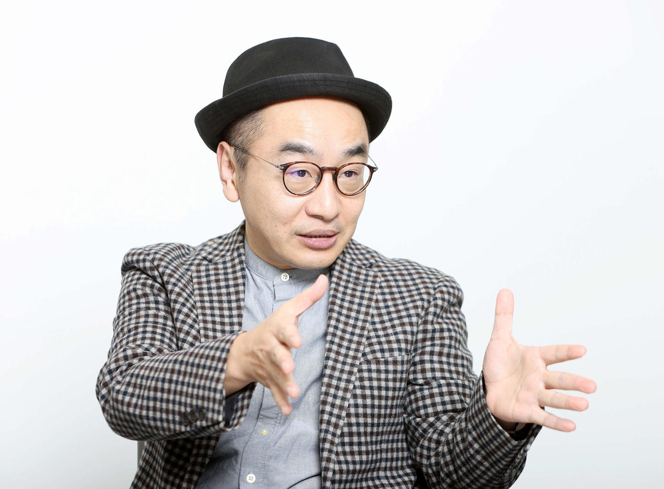 角谷氏と令和5年の政界を語るプチ鹿島氏（撮影・鈴木正人）