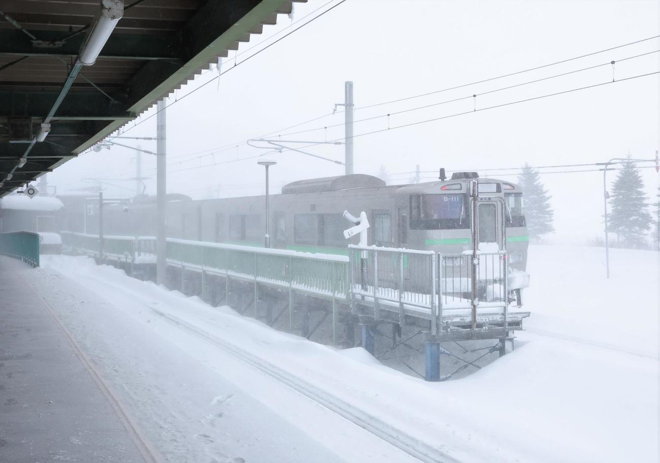 北海道医療大学駅に停車する列車。吹雪で前面が雪まみれになる（撮影・黒川智章）
