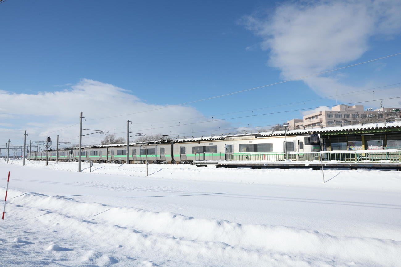 終点の北海道医療大学駅に停車する列車（撮影・黒川智章）