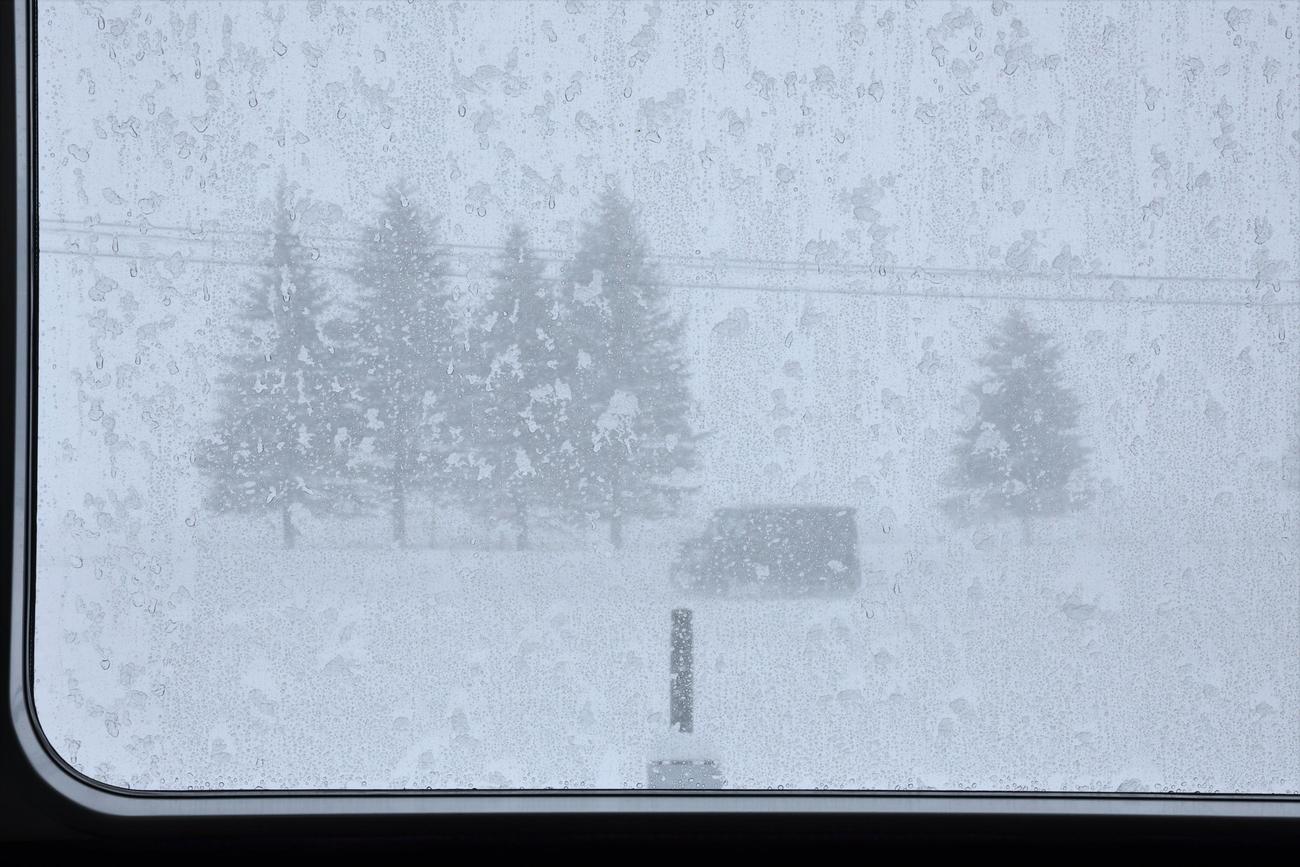 吹雪の中を走ると窓があっという間に凍り付く（撮影・黒川智章）