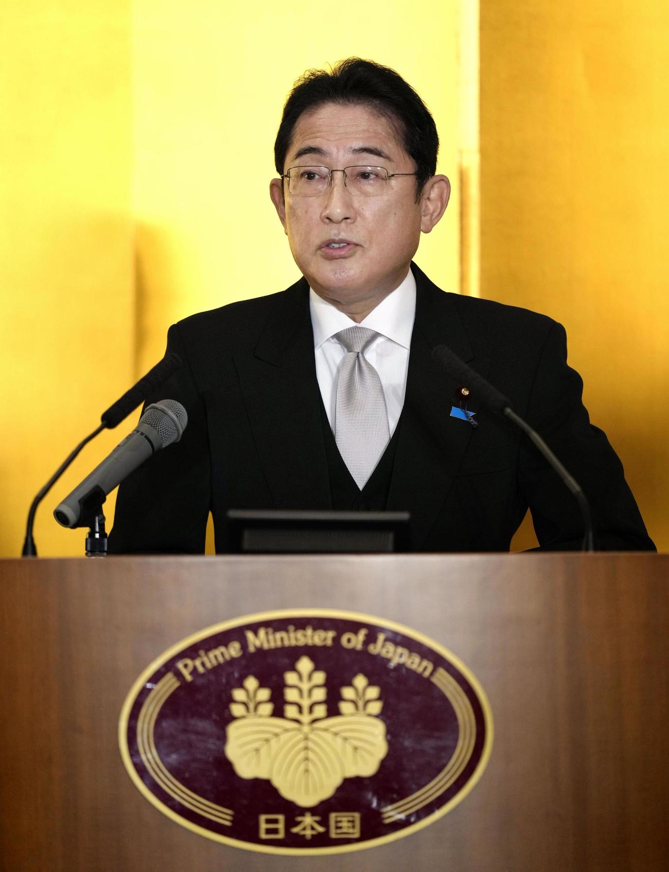 伊勢神宮の参拝を終え、年頭の記者会見をする岸田首相（共同）