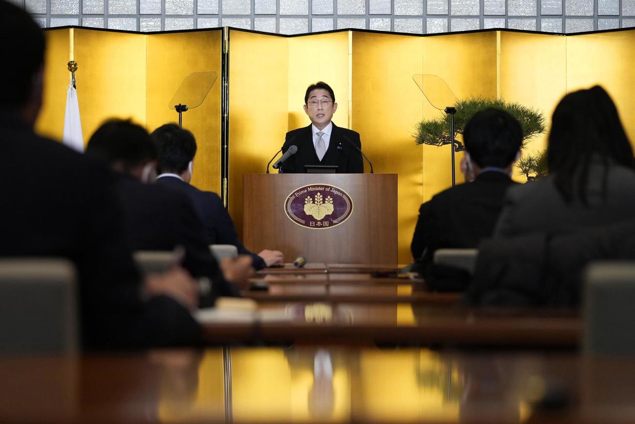 伊勢神宮の参拝を終え、年頭の記者会見をする岸田首相（共同）