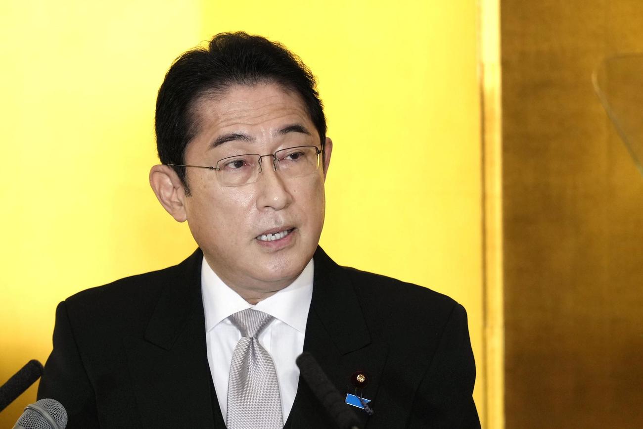 伊勢神宮の参拝を終え、年頭の記者会見をする岸田首相（共同）