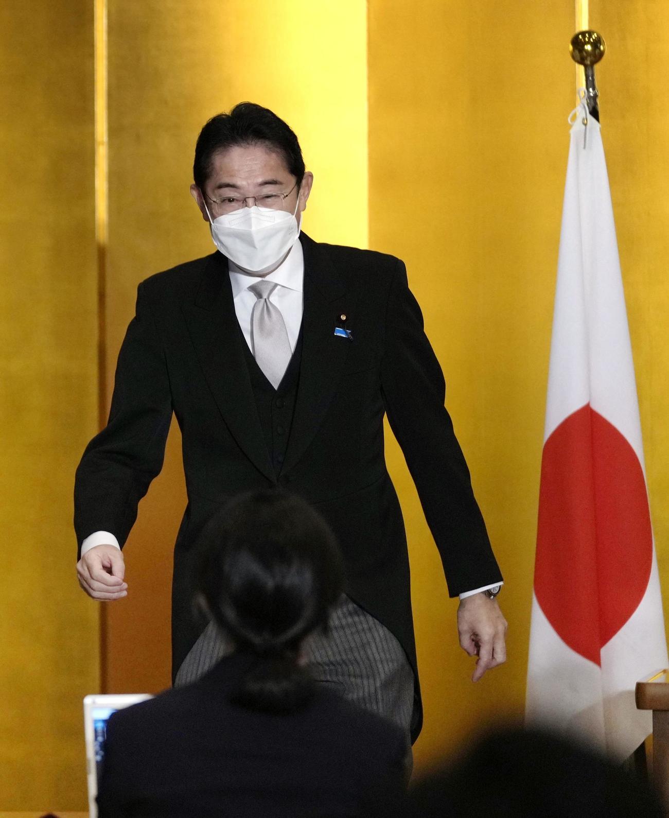 年頭の記者会見を終え、引き揚げる岸田首相（共同）