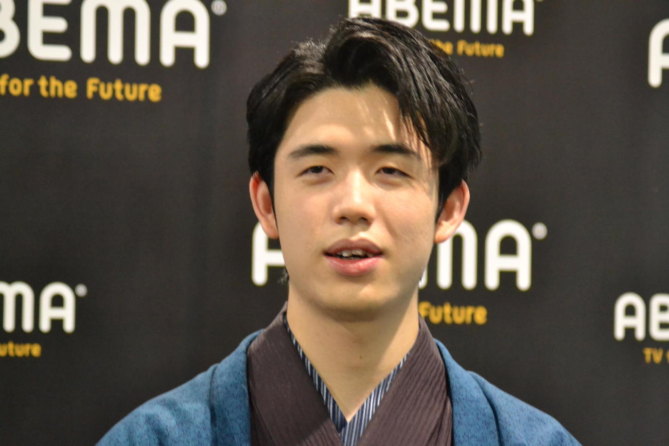 「ABEMAトーナメント2023」の収録後の会見で今年の抱負を語った藤井聡太竜王