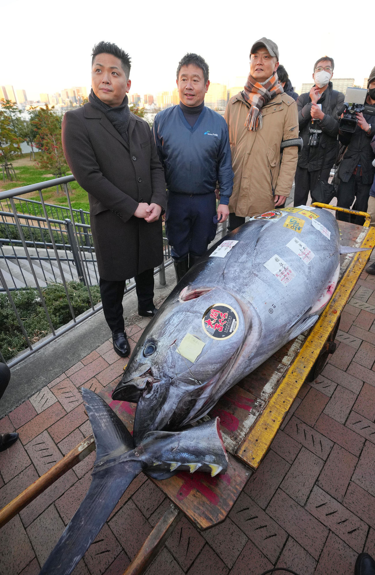 この日、落とした一番のマグロと写真に納まるやま幸の山口幸隆社長（中央）とおのでら長尾真司社長（左）、坂上暁史料理長（撮影・垰建太）