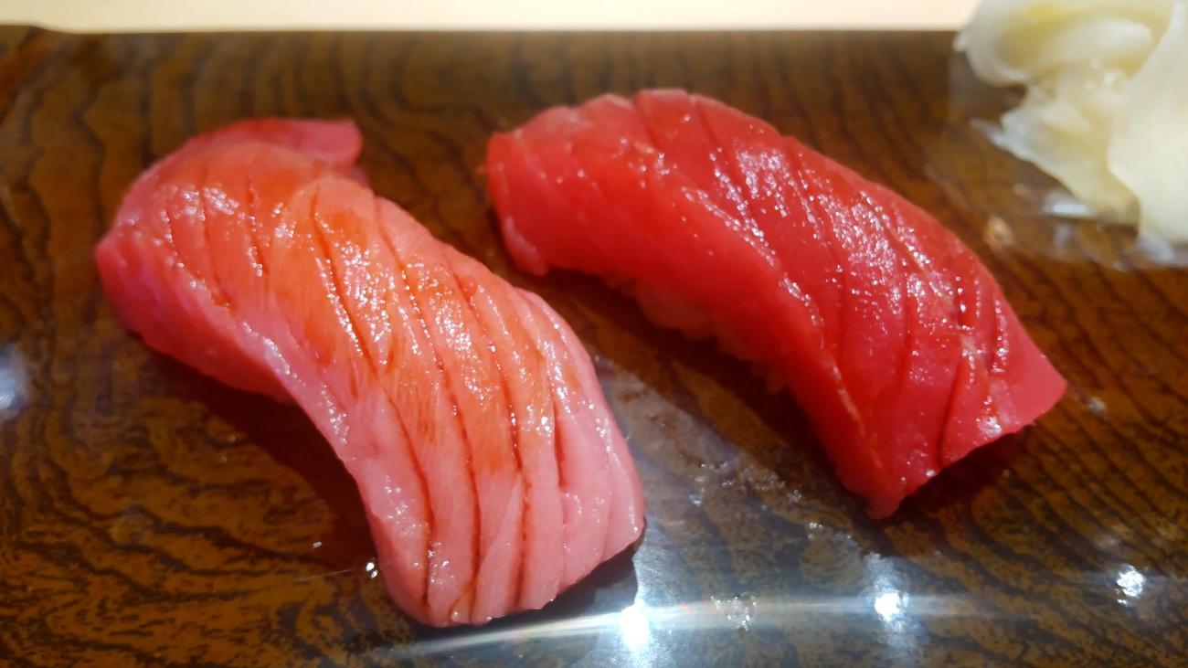 一番マグロのトロ（左）と赤身（撮影・寺沢卓）
