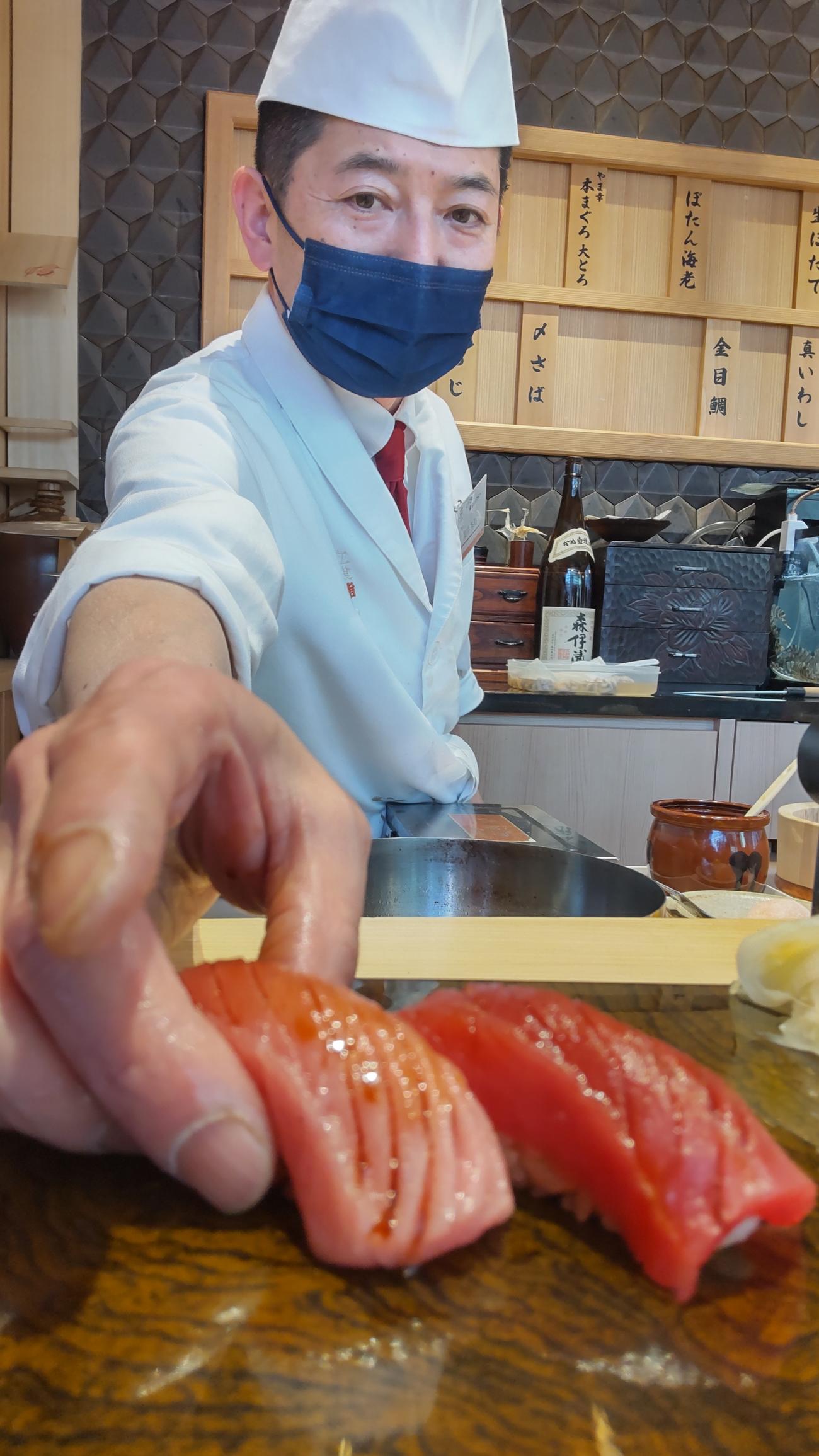 回転すし店に隣接する立ち食いタイプの店舗でも一番マグロのトロと赤身の1040円セットが食べられた（撮影・寺沢卓）