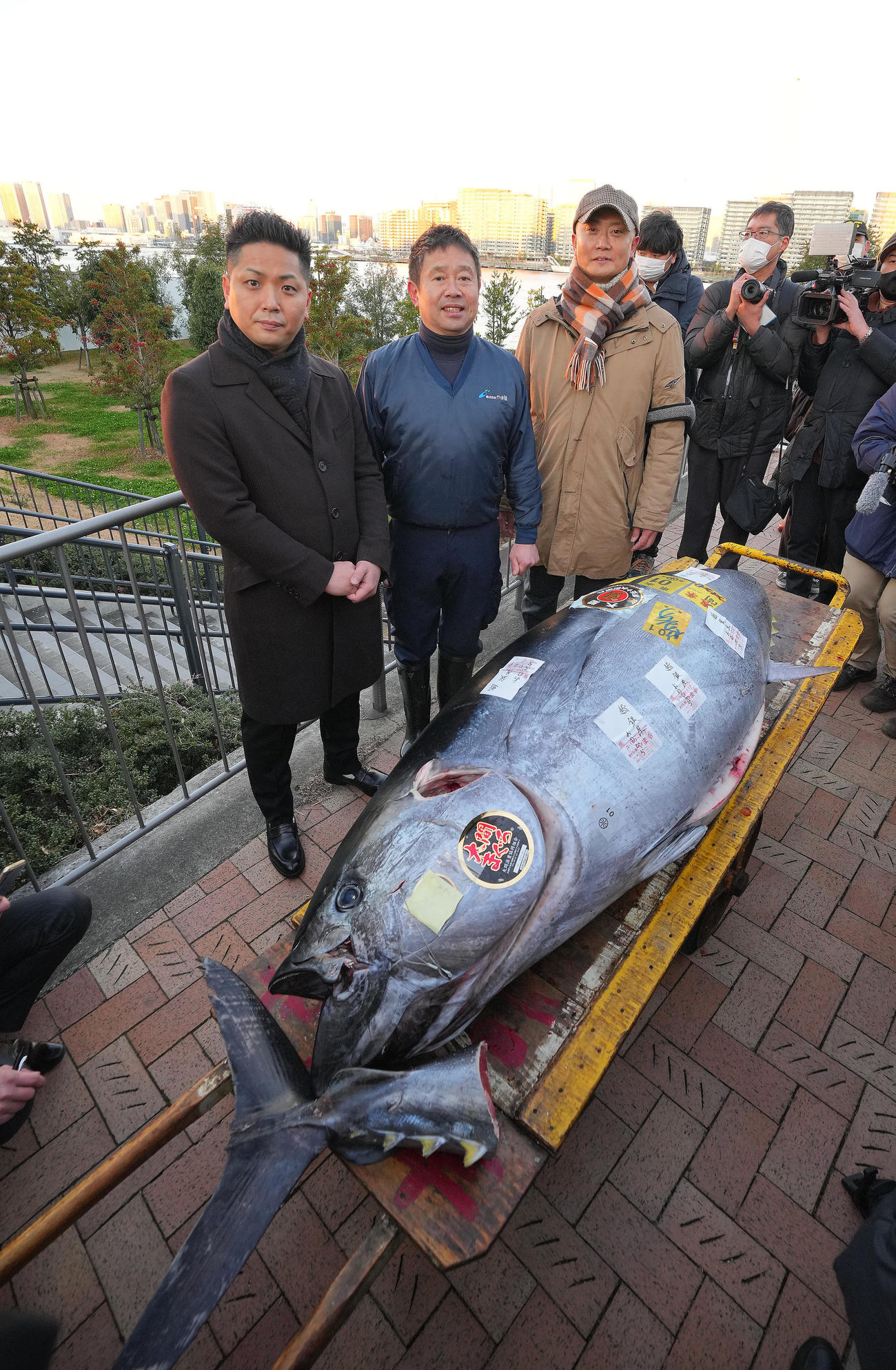 一番マグロと写真に納まるやま幸の山口幸隆社長（中央）とおのでら長尾真司社長（左）、坂上暁史料理長（撮影・垰建太）