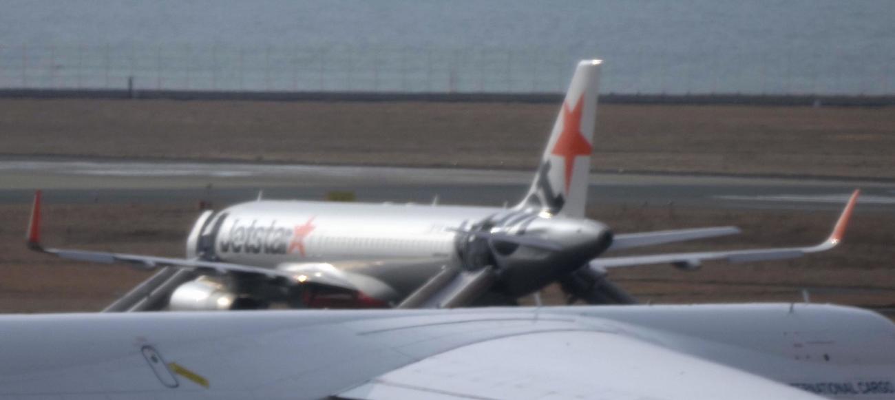 中部空港に緊急着陸したジェットスターの航空機（共同）