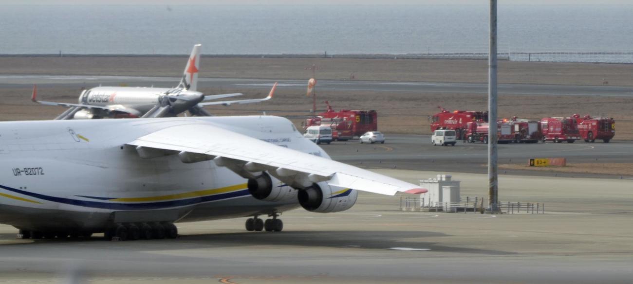 中部空港に緊急着陸したジェットスターの航空機（左奥）（共同）