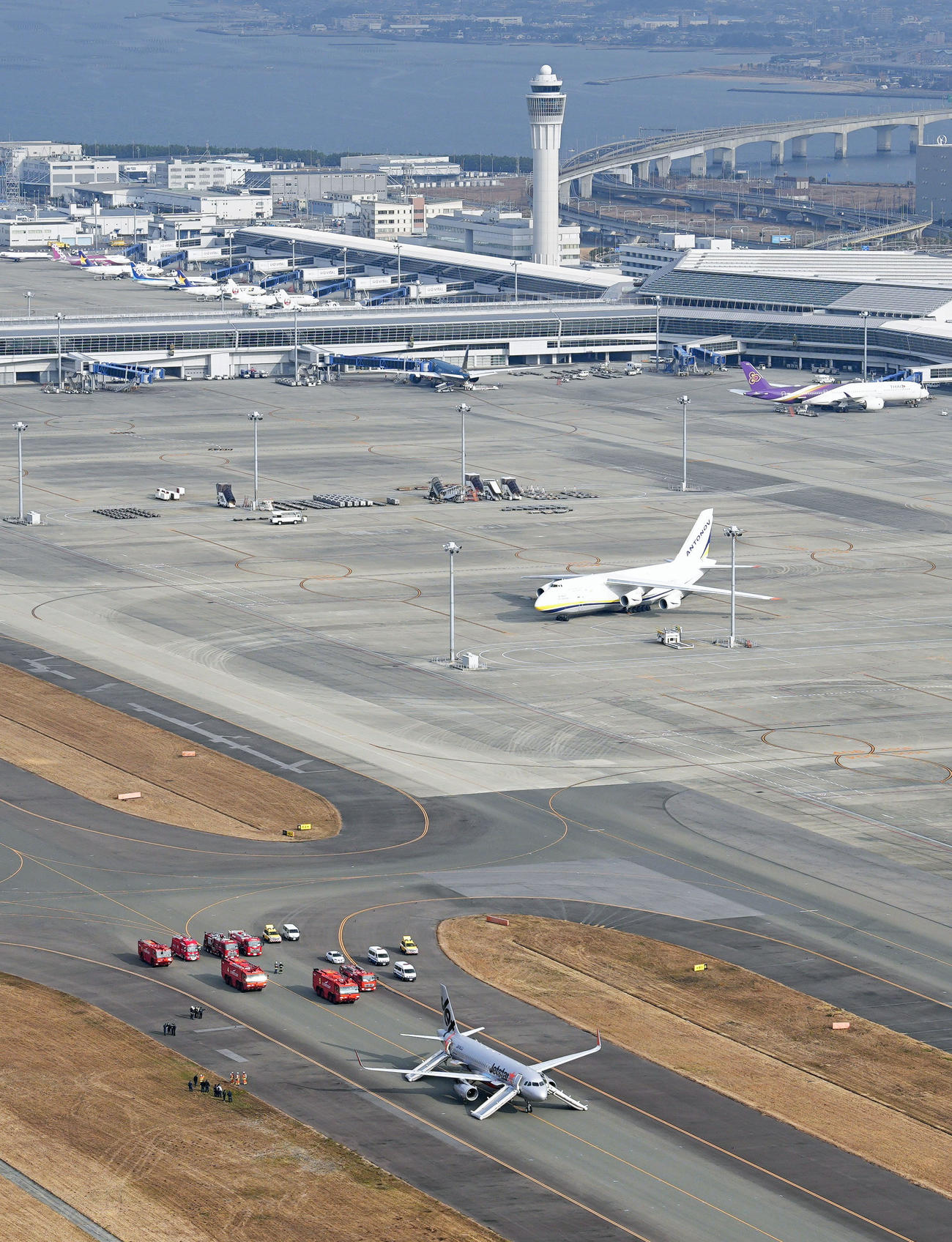 中部空港に緊急着陸したジェットスターの航空機（下）（共同）